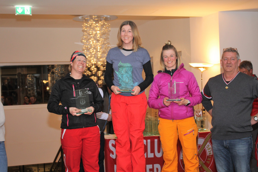 AK I Damen einheimisch - vlnr - 2 ZERLAUTH Dominique - 1 RIEGER Lilli - 3 HUBER Melanie.JPG