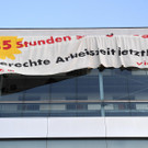 Gewerkschaften entrollten Großplakat in Wien