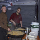 Florian und Rupert versorgten die Funkenbesucher mit hausgemachten Krautsp__tzle.jpg