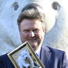 Bürgermeister Michael Ludwig ist Pate des Schönbrunner Eisbären-Babys Finja: Beim Pressetermin
