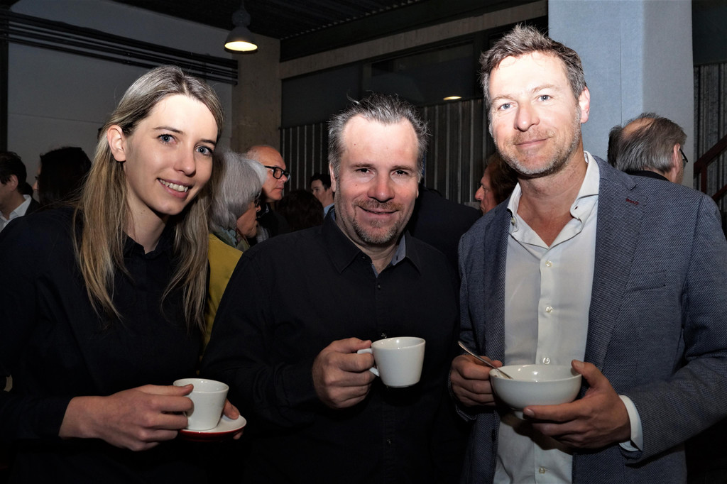Tina Vogler und Amon Vogel von NETengine mit Gilbert Wallner _Glas Marte_.jpg