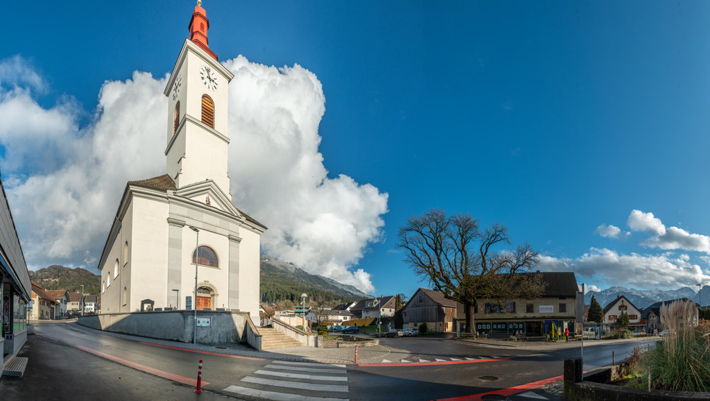 Dorfplatz Kirche.jpg