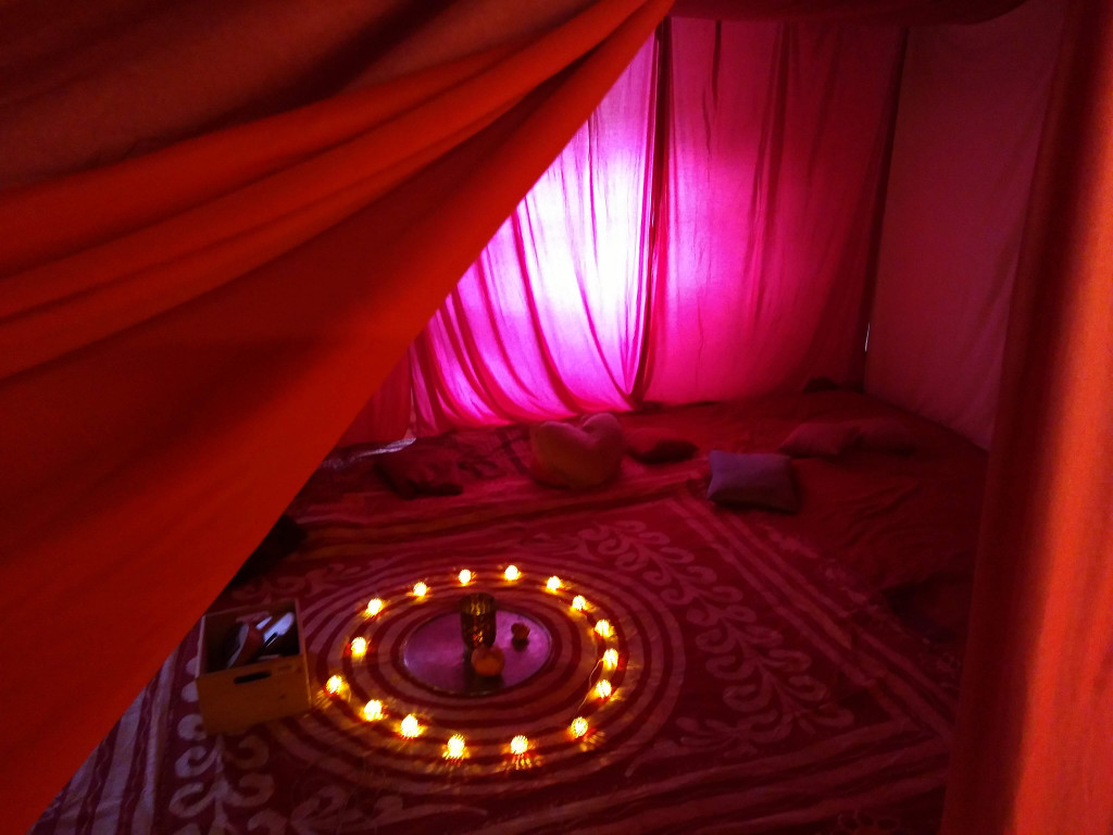 rotes Zelt Vorderseite_1.jpg