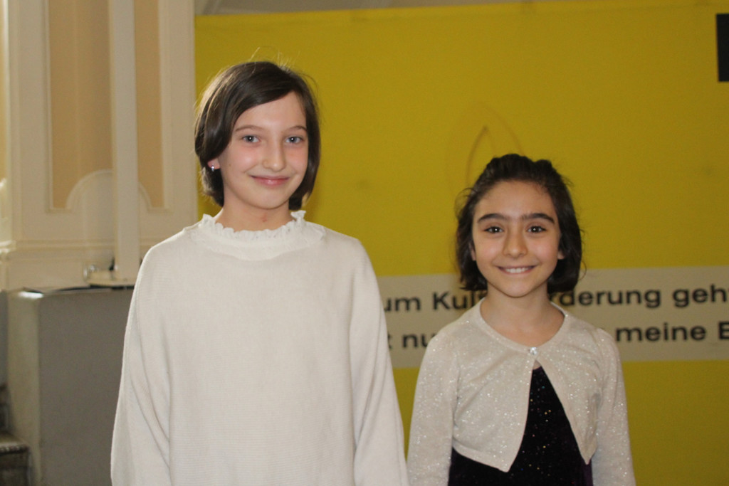 IMG_9349a M__nika Krak__ und Eva Melkonyan.jpg