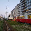 Lkw gerät in Favoriten quer über Straßenbahngleise: Linie D blockiert