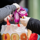 Lebensmittelausgabe der Caritas in Wien