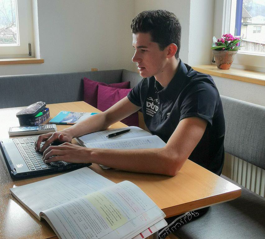 Jakob_am_Lernen.jpg