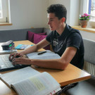 Jakob_am_Lernen.jpg