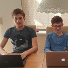Noah_und_Simon_K__nz_am_Lernen.jpg