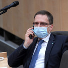 Nationalrat mit Mundschutz und Plexiglas-Schutz
