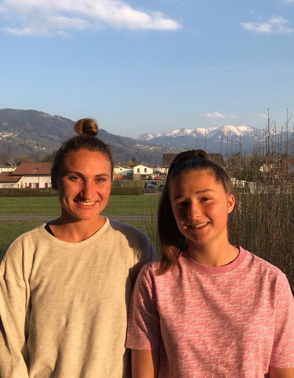 Cathrine Nolan links Carina Brunold rechts vor der Verabschiedung.jpg