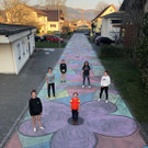 Emma, Sven, Linda, Magnus, Alexa, Michal und Vivi (nicht auf dem Bild) bemalten die Straße vor dem Eingang zum Fußballstadion