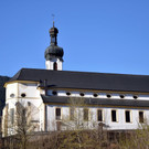 Pfarrkirche und Laternen fuer das Osterlicht