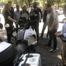 IMG_7174-Der Bu__rgermeister der Grossstadt Mar del Plata_Raum Buenos Aires bewundert meine KTM_ er selbst war mal Motocros.jpeg