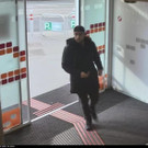 Geldbörse in Supermarkt in Favoriten gestohlen: Polizei sucht diesen Mann