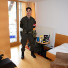 Rekr AKAN in seinem Hotelzimmer 1.jpg