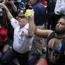 US-Polizisten gehen bei Protesten auf die Knie