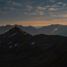 Zur Sommersonnwende erleuchten Feuer die Montafoner Berge