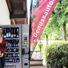 Sibylle Kleboth mit ihrem Genussautomat