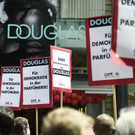 Kundgebung vor Wiener Douglas-Filiale