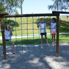 Heidi Winsauer von der Plattform Familien-Freizeit erkundet den Spielplatz am Wiesenrain