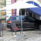 Auto krachte in Perchtoldsdorf in Schanigarten