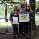 14 Patenschaft Damwildtier Dixie mit Davina und Manuel sowie Corinne Melina und Ronja Staggl Foto Heilmann.jpg