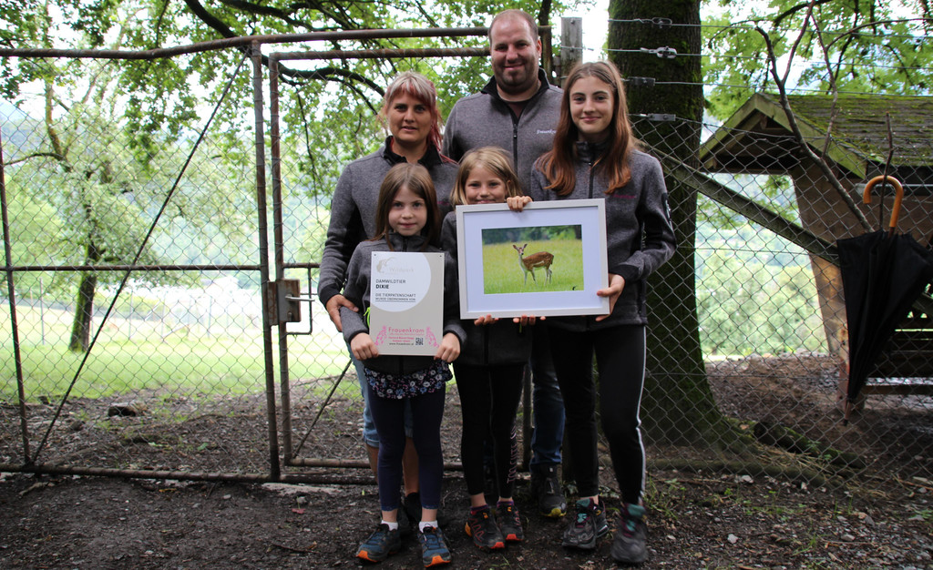 14 Patenschaft Damwildtier Dixie mit Davina und Manuel sowie Corinne Melina und Ronja Staggl Foto Heilmann.jpg