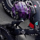 Formel 1:Hamilton rettet Silverstone-Sieg mit kaputtem Reifen ins Ziel
