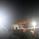 Flugzeug bei Landung in Indien verunglückt - Bilder der Unfallstelle bei Nacht