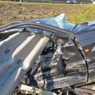 Jeep auf A2 von Leitschiene aufgespießt