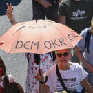 Hunderte protestieren in Stuttgart gegen Corona-Einschränkungen