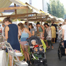 Die Marktbesucher genossen den Duft der Kr__uter.JPG
