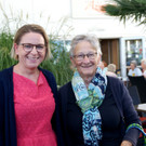 Marktkoordinatorin Silvia Hagspiel-Eisenhofer und MarktbesucherinMarlies.JPG