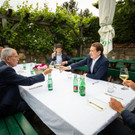 Kurz und Van der Bellen beim Heurigen in Wien