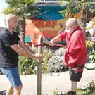 Paul und Othmar beim Aufstellen der Fahrr__der.jpg