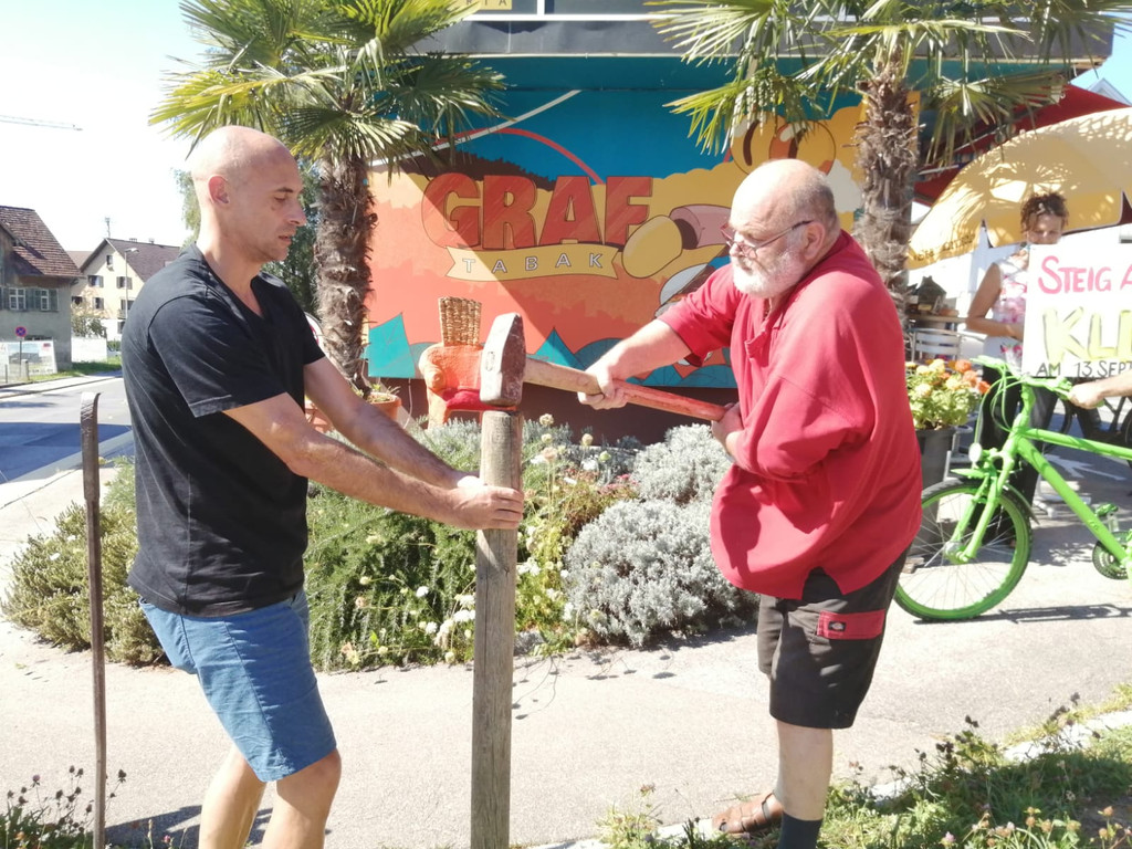 Paul und Othmar beim Aufstellen der Fahrr__der.jpg