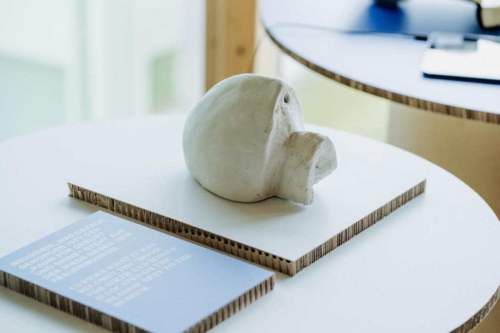 FMH_Geburtskultur_Objekte___ Frauenmuseum Hittisau _ Angela Lamprecht_9.jpg
