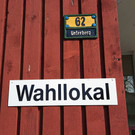 Wahlsprengel mit Hinweistafel Coronaschutzmassnahmen
