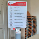 Wahllokale mit Infotafel zu Coronaschutzmassnahmen