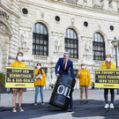 Greenpeace_OmvAktion__c_AstridSchwab_Greenpeace6pg.jpg
