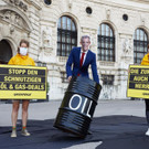 Greenpeace_OmvAktion__c_AstridSchwab_Greenpeace4.jpg