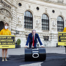 Greenpeace_OmvAktion__c_AstridSchwab-Greenpeace_ 1.jpg