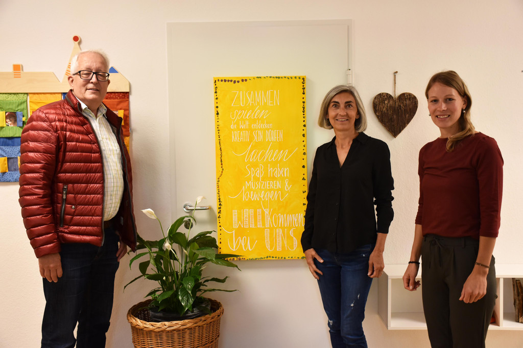 02_KinderHaus 2 Sabine Schmitzer und Barbara Gmeiner mit BM Michael Simma.JPG