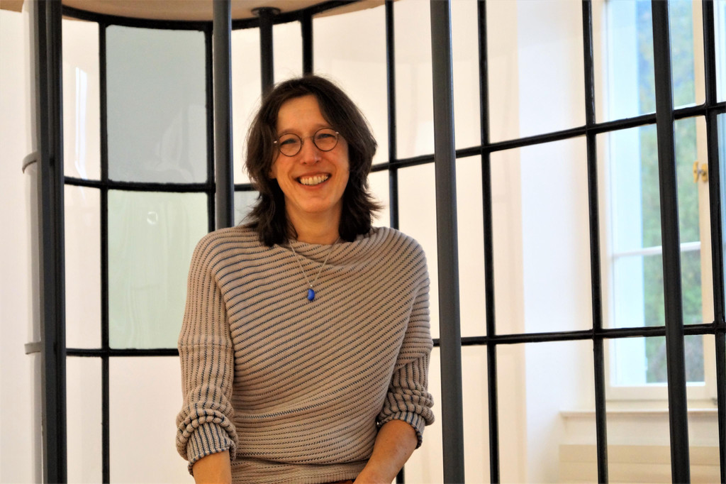 Ina Weber in ihrer Installation Warteh__uschen.jpg