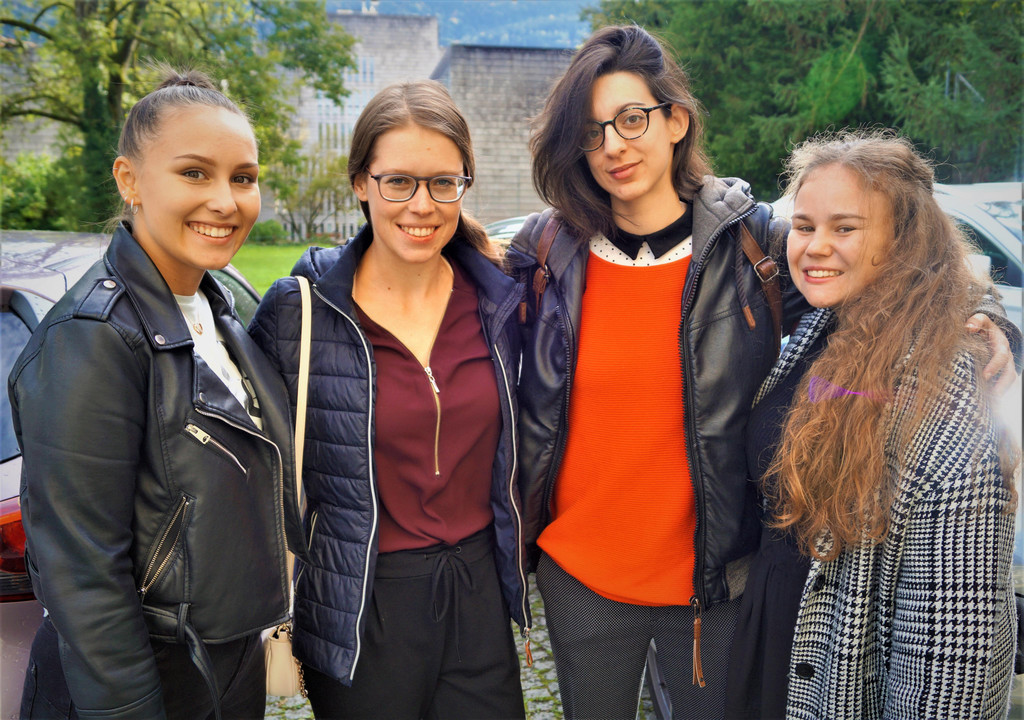Alina_ Elena_ Charis und Chiara waren gespannt auf die Gedichte.jpg