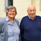 Die stolze Mutter Elisabeth Mayer mit Ingobert Schuler.jpg