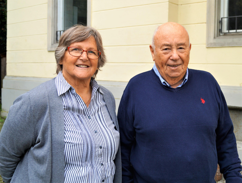 Die stolze Mutter Elisabeth Mayer mit Ingobert Schuler.jpg
