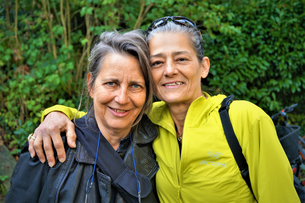 K__nstlerin Heike Barracuda und Bio-Imkerin Karin Schamberger.jpg