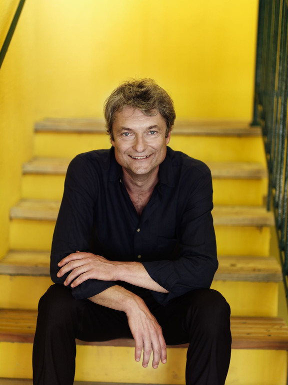 Alfred_Dorfer_gelbe_Stiege_Fotograf_Peter_Rigaud.jpg